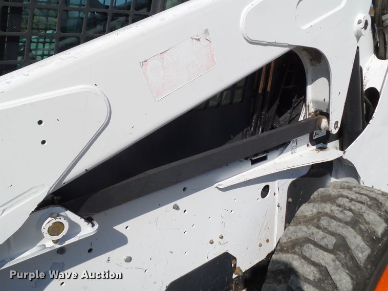 image for item DF0892 2010 Bobcat S300  skid steer loader