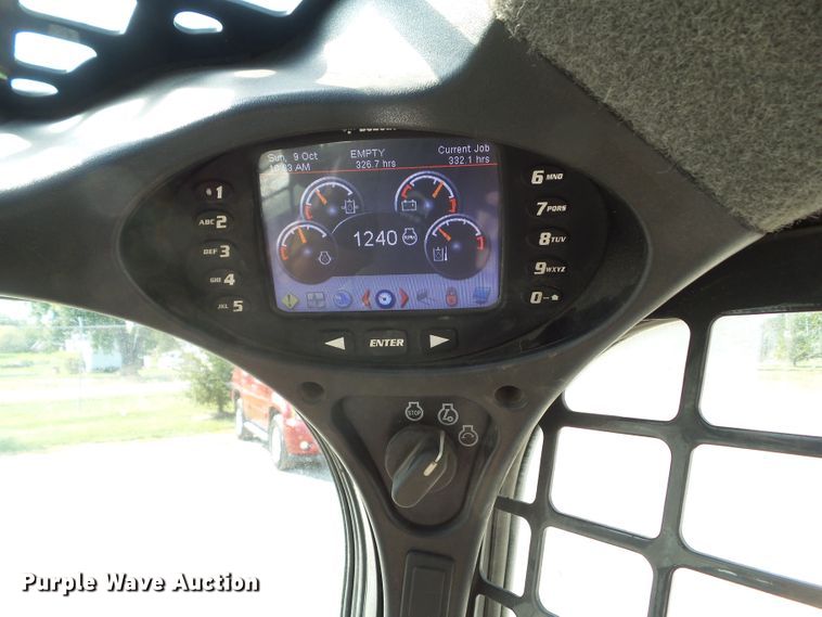 image for item DF0893 2013 Bobcat S590  skid steer loader