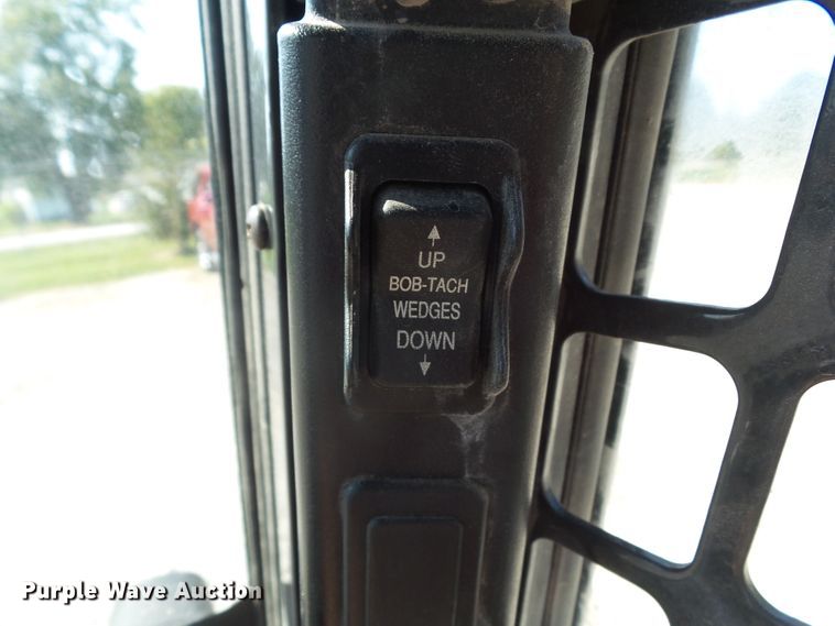 image for item DF0893 2013 Bobcat S590  skid steer loader