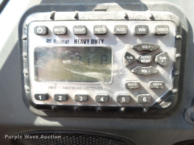 image for item DF0893 2013 Bobcat S590  skid steer loader