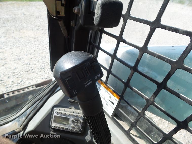 image for item DF0893 2013 Bobcat S590  skid steer loader