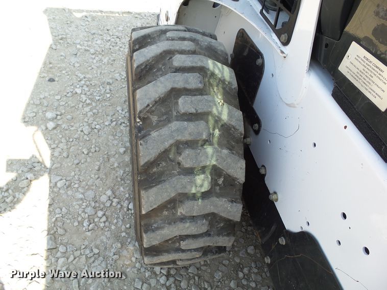 image for item DF0893 2013 Bobcat S590  skid steer loader