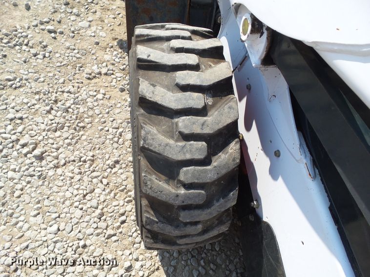 image for item DF0893 2013 Bobcat S590  skid steer loader