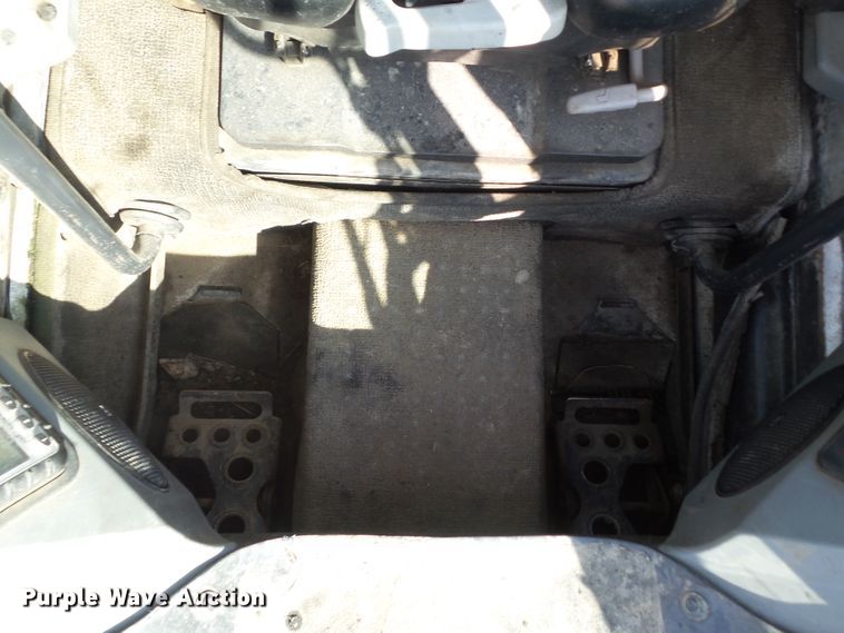 image for item DF0894 2013 Bobcat S590  skid steer loader