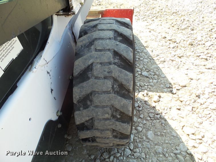 image for item DF0894 2013 Bobcat S590  skid steer loader