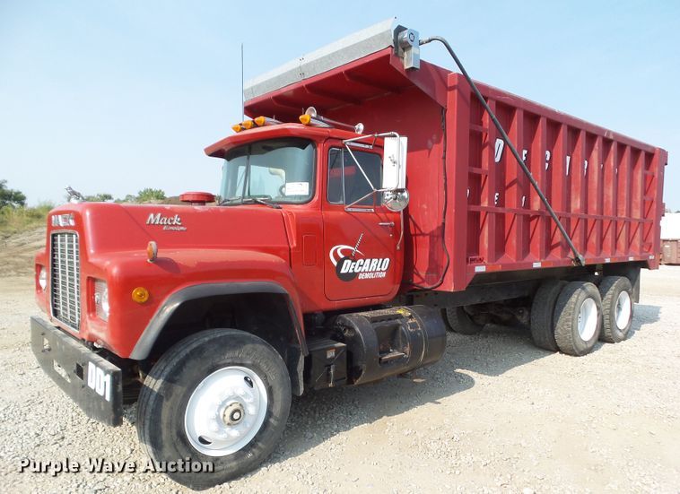 image for item DF0896 1988 Mack R690ST  dump truck