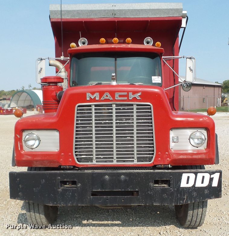 image for item DF0896 1988 Mack R690ST  dump truck
