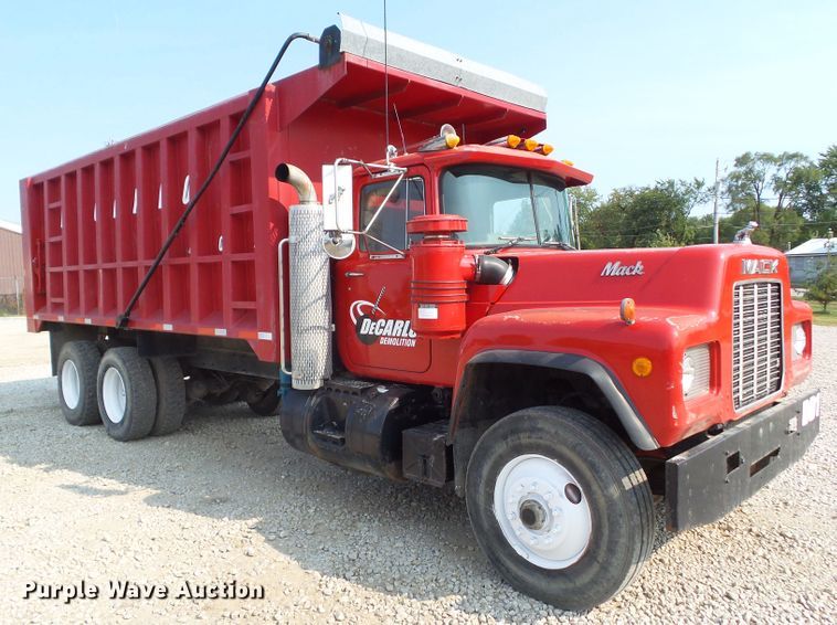 image for item DF0896 1988 Mack R690ST  dump truck