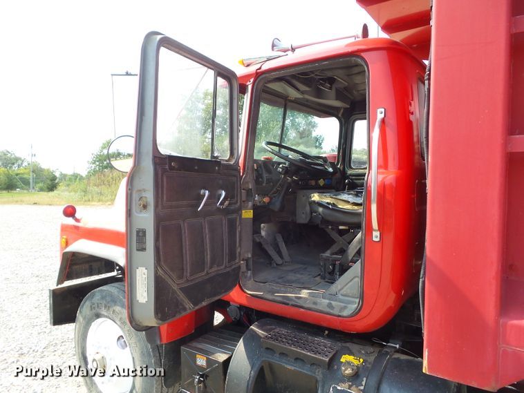 image for item DF0896 1988 Mack R690ST  dump truck