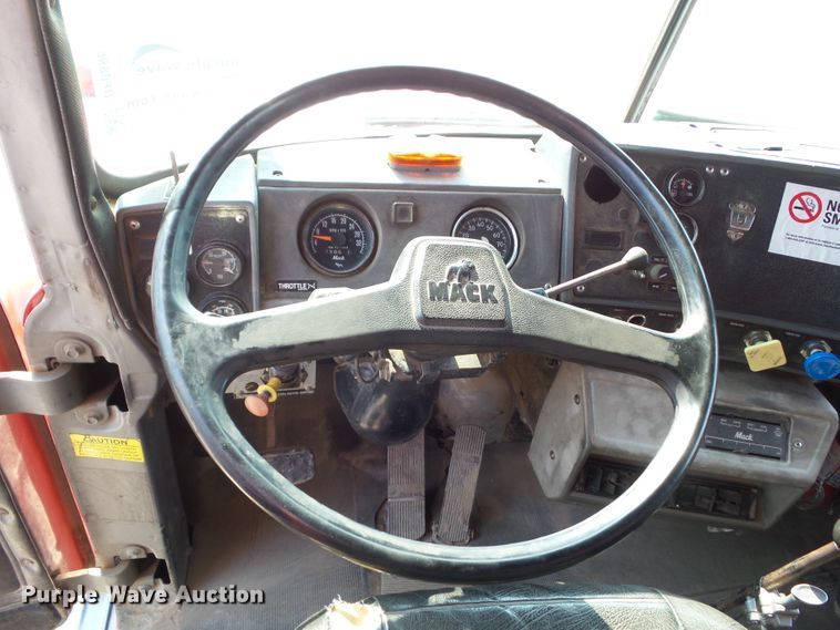 image for item DF0896 1988 Mack R690ST  dump truck