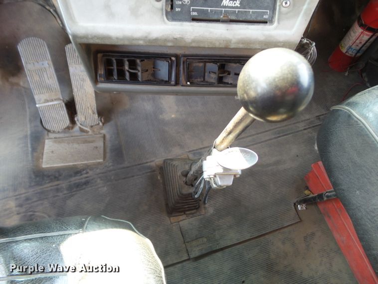 image for item DF0896 1988 Mack R690ST  dump truck