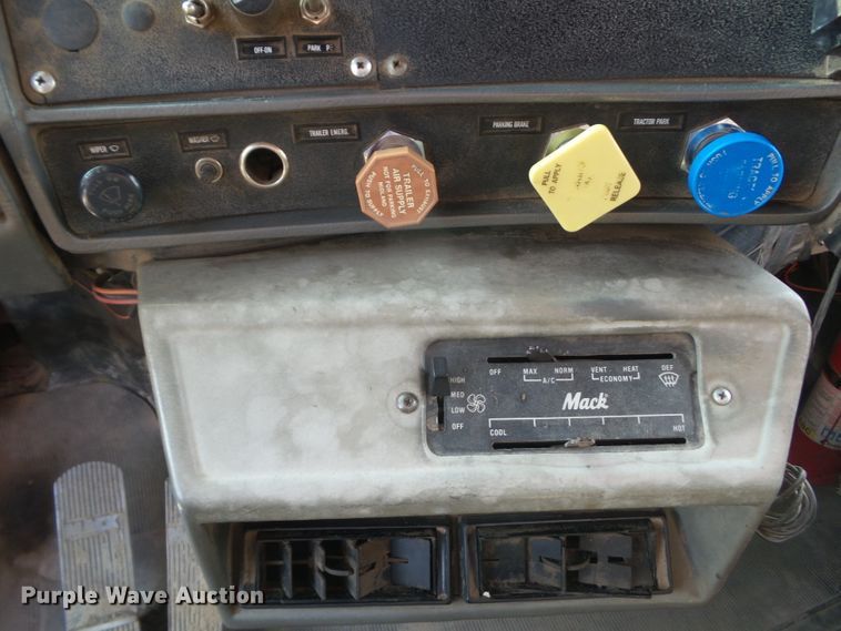 image for item DF0896 1988 Mack R690ST  dump truck