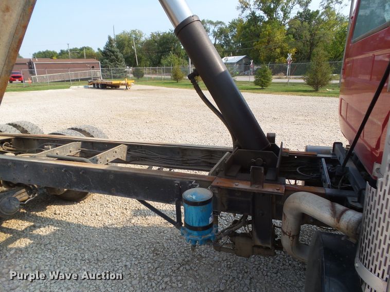 image for item DF0896 1988 Mack R690ST  dump truck