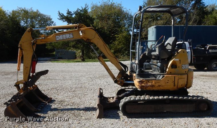 image for item DH0103 2003 John Deere 35C  mini excavator