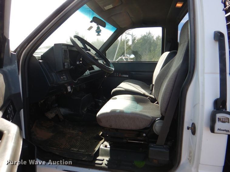 image for item DI0448 1999 GMC C6500  winch truck