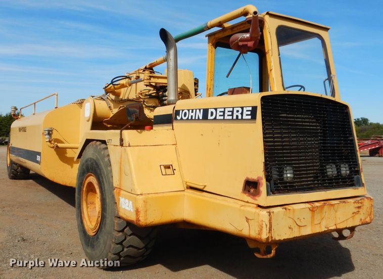 image for item DI0450 1983 John Deere 762A  water wagon