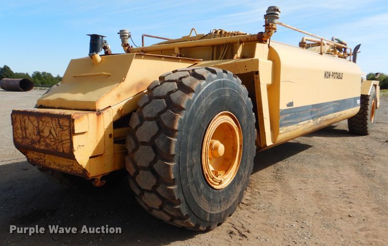 image for item DI0450 1983 John Deere 762A  water wagon