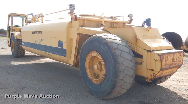 image for item DI0450 1983 John Deere 762A  water wagon