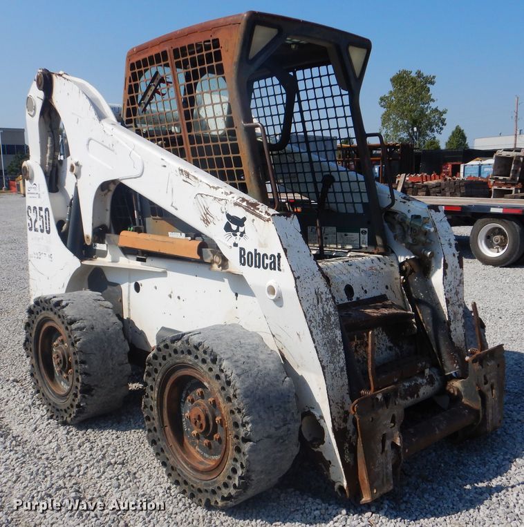 image for item DI0468 2002 Bobcat S250  skid steer loader