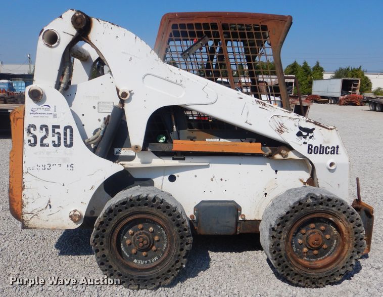 image for item DI0468 2002 Bobcat S250  skid steer loader