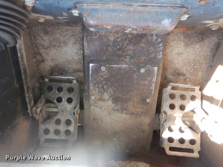 image for item DI0468 2002 Bobcat S250  skid steer loader