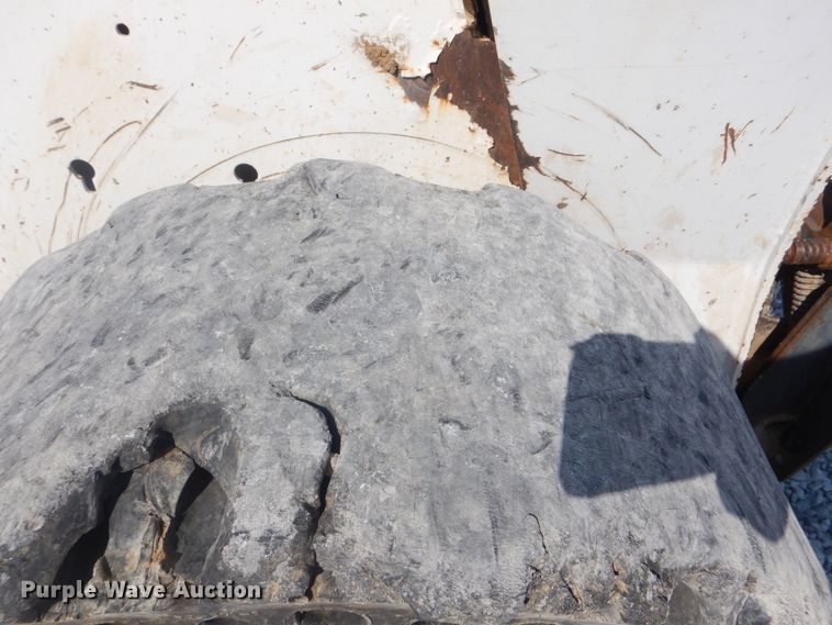 image for item DI0468 2002 Bobcat S250  skid steer loader