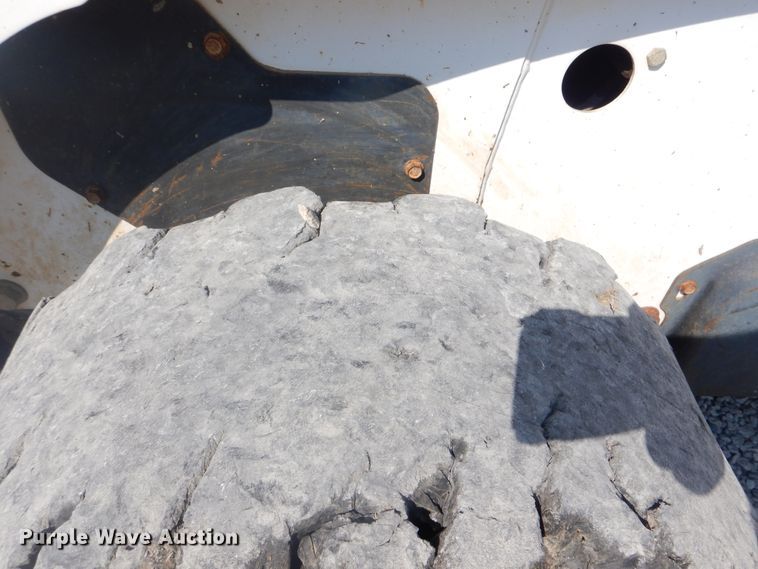 image for item DI0468 2002 Bobcat S250  skid steer loader