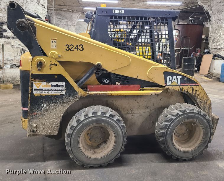 image for item DY9928 2003 Caterpillar 262  skid steer loader