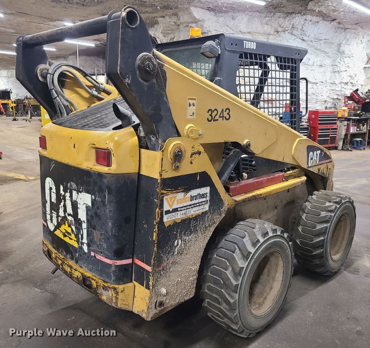 image for item DY9928 2003 Caterpillar 262  skid steer loader