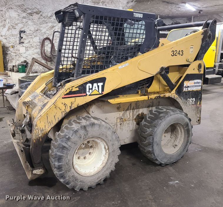 image for item DY9928 2003 Caterpillar 262  skid steer loader