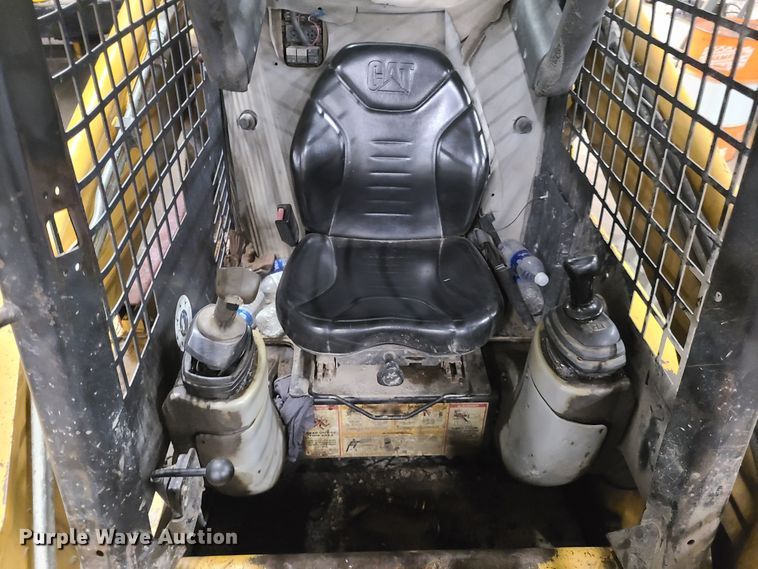 image for item DY9928 2003 Caterpillar 262  skid steer loader