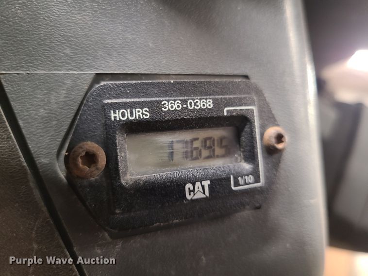 image for item DY9928 2003 Caterpillar 262  skid steer loader