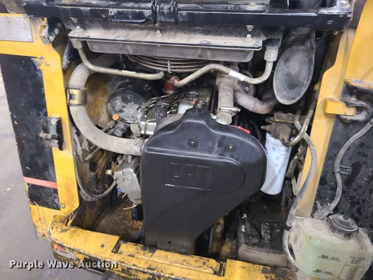 image for item DY9928 2003 Caterpillar 262  skid steer loader