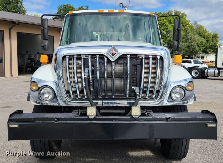 image for item DY9945 2010 International WorkStar 7500  utility truck