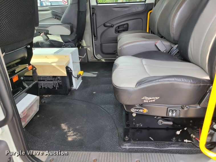 image for item DY9945 2010 International WorkStar 7500  utility truck