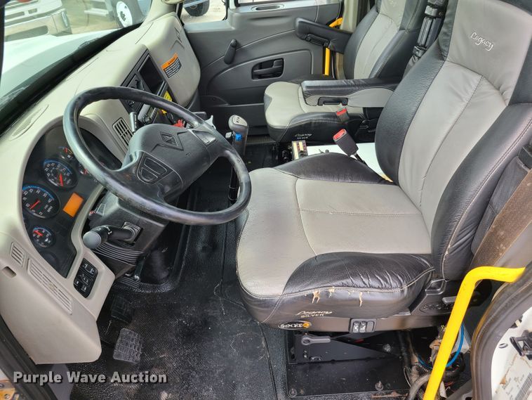 image for item DY9945 2010 International WorkStar 7500  utility truck