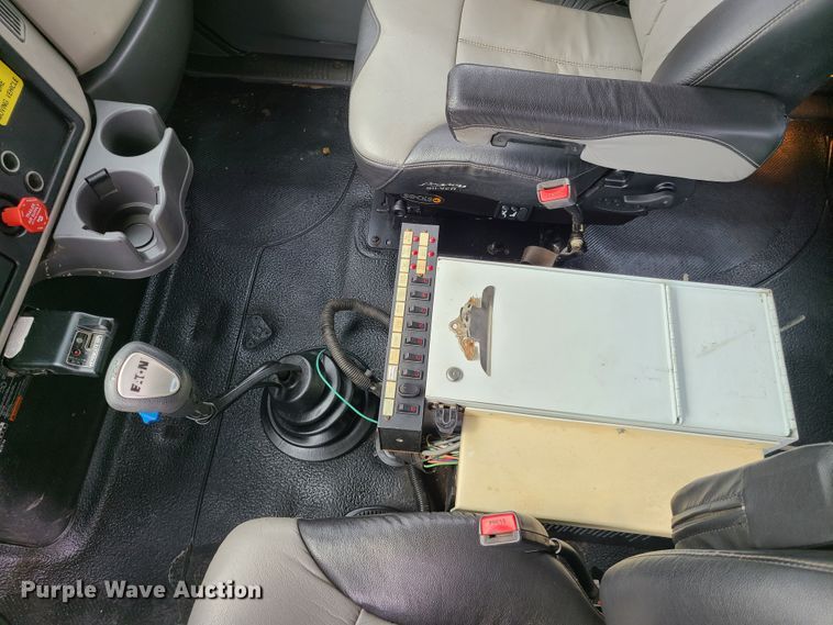 image for item DY9945 2010 International WorkStar 7500  utility truck