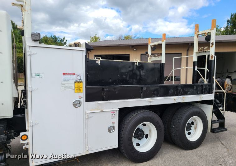 image for item DY9945 2010 International WorkStar 7500  utility truck