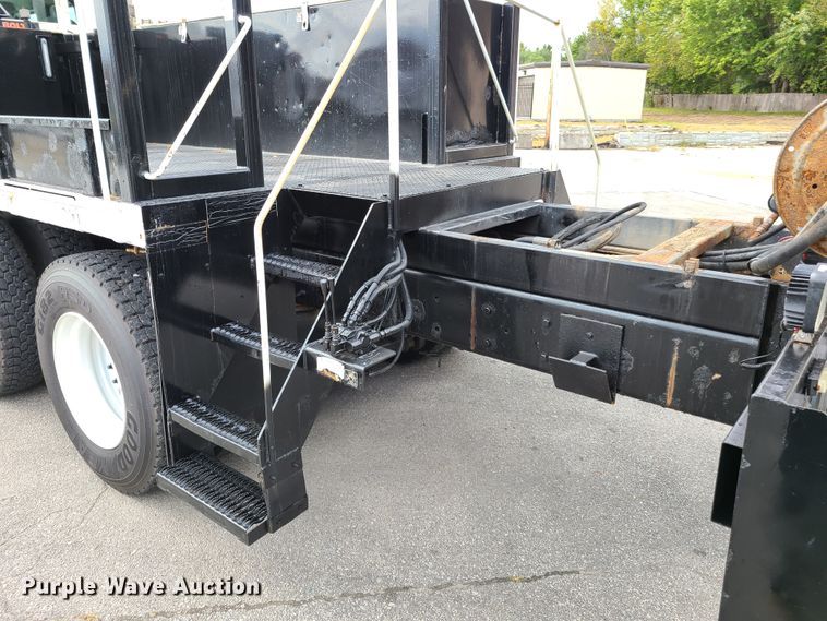 image for item DY9945 2010 International WorkStar 7500  utility truck