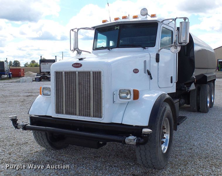 image for item EP9925 2005 Peterbilt 357  water truck