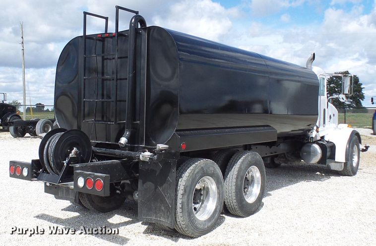 image for item EP9925 2005 Peterbilt 357  water truck