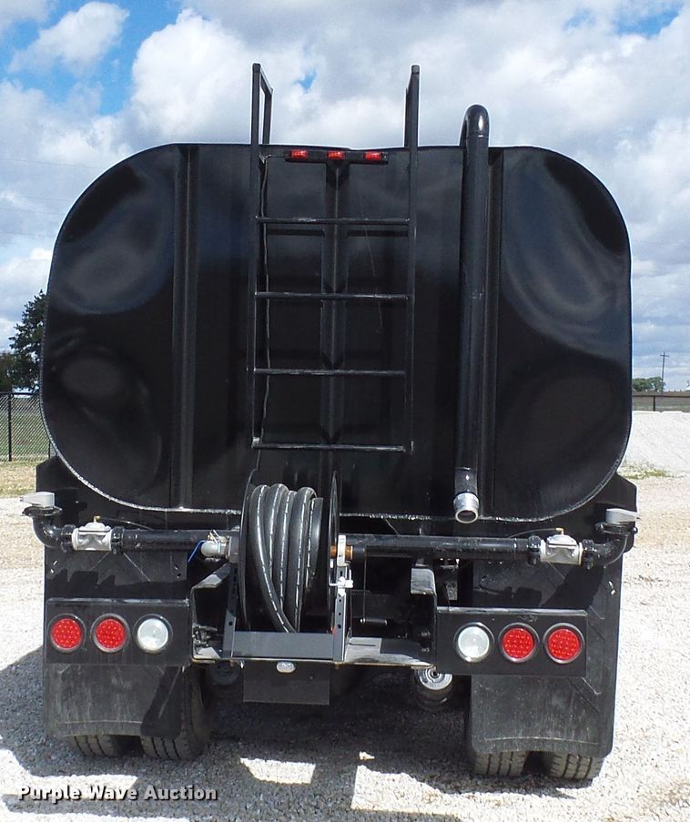 image for item EP9925 2005 Peterbilt 357  water truck