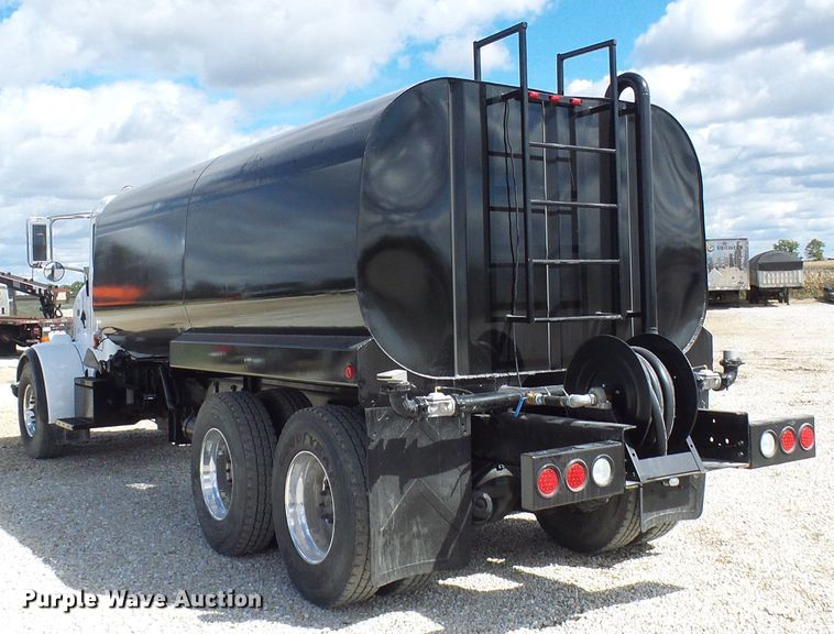 image for item EP9925 2005 Peterbilt 357  water truck