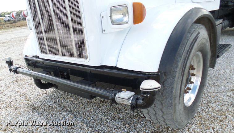 image for item EP9925 2005 Peterbilt 357  water truck