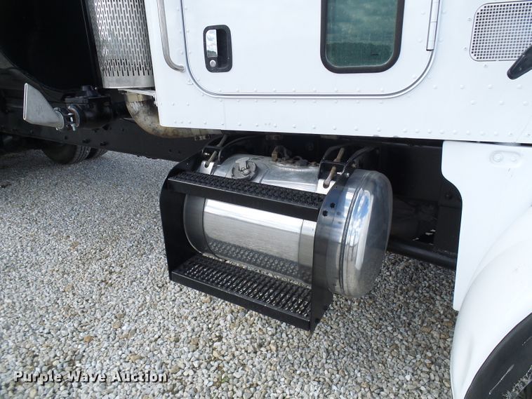 image for item EP9925 2005 Peterbilt 357  water truck