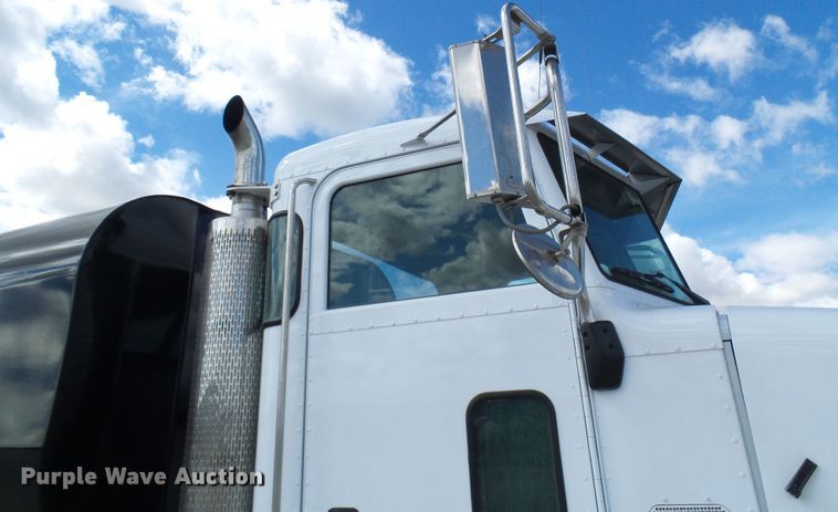 image for item EP9925 2005 Peterbilt 357  water truck