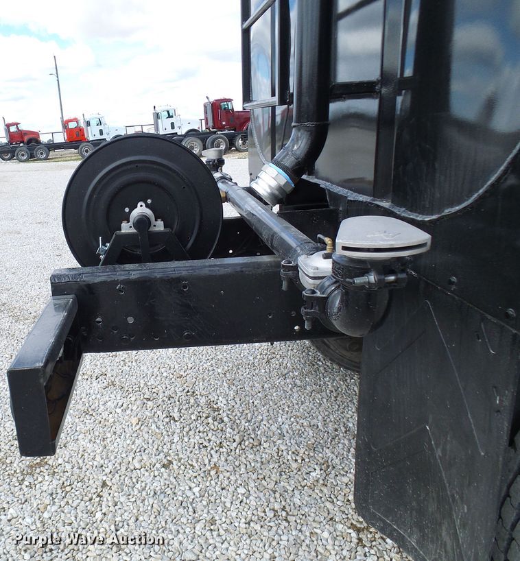 image for item EP9925 2005 Peterbilt 357  water truck