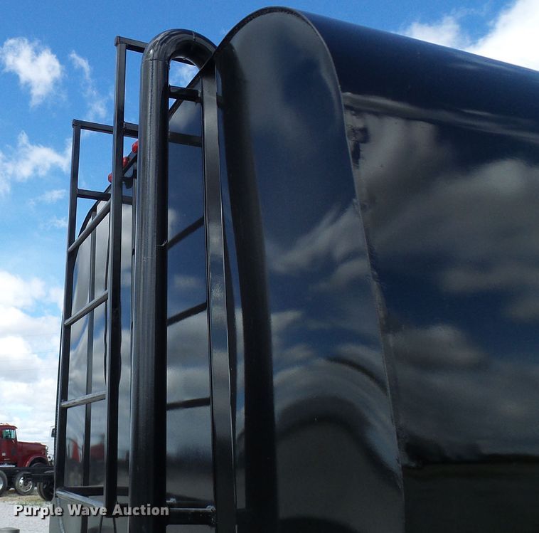 image for item EP9925 2005 Peterbilt 357  water truck