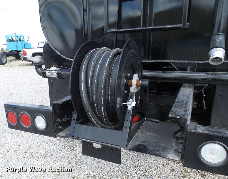 image for item EP9925 2005 Peterbilt 357  water truck