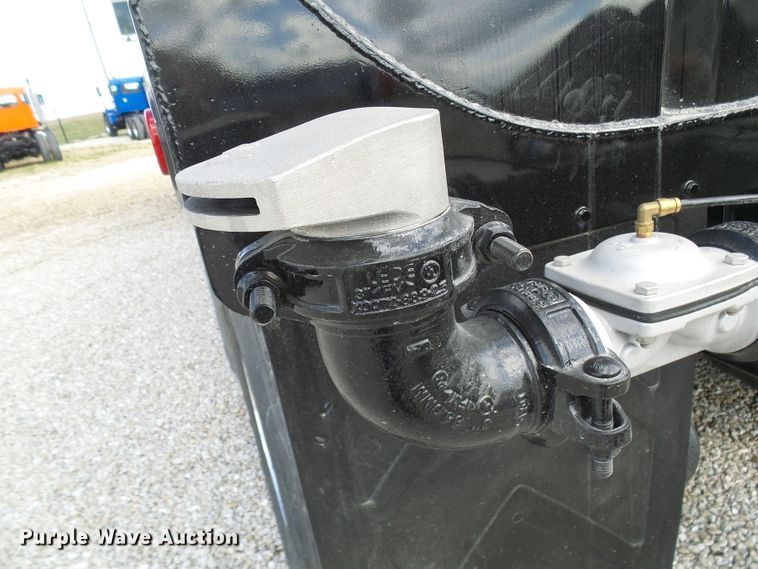 image for item EP9925 2005 Peterbilt 357  water truck